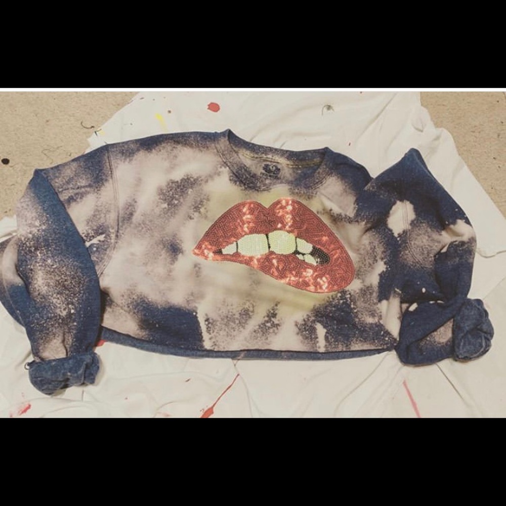 Cropped lip sweatshirt